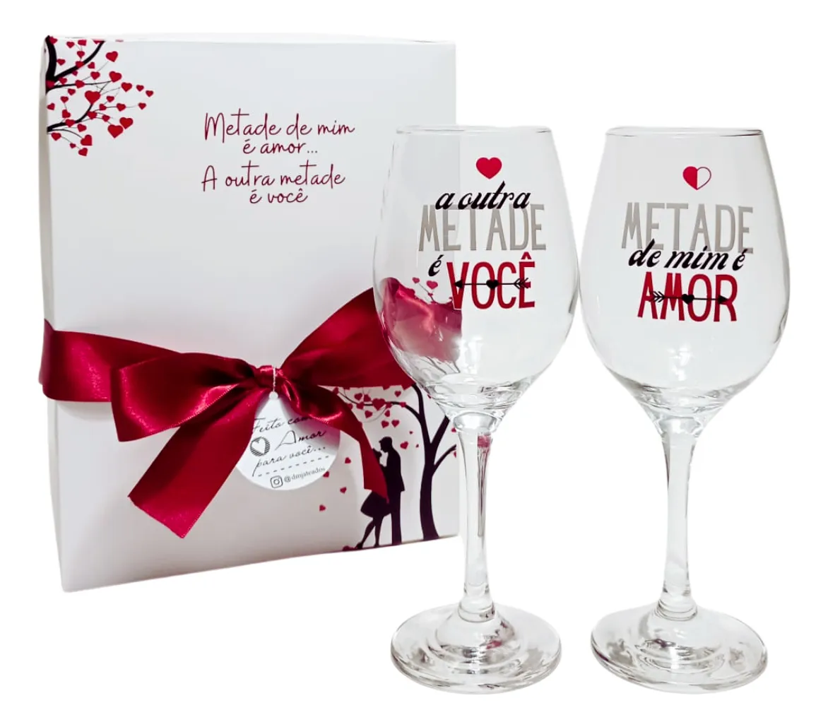 28c0a1d067aaadff755ecc54cd8c6ff6.png Kit 2 Taças de Vinho Embalagem de presente "Metade De Mim É Amor / A Outra Metade" - Imagem 1
