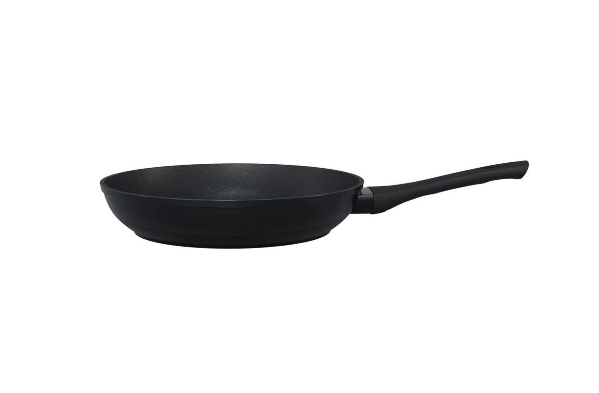 9df1b6d80c1dd2996e2467eb86941b8c.jpg Frigideira Ouro Preto 28cm Alumínio 4 Camadas, Revestimento Antiaderente Goldflon e Cabo Soft Touch UpHome - Imagem 1