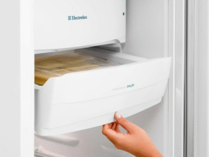 Geladeira/Refrigerador Electrolux 240L RE31 Branco 220V - Imagem 8