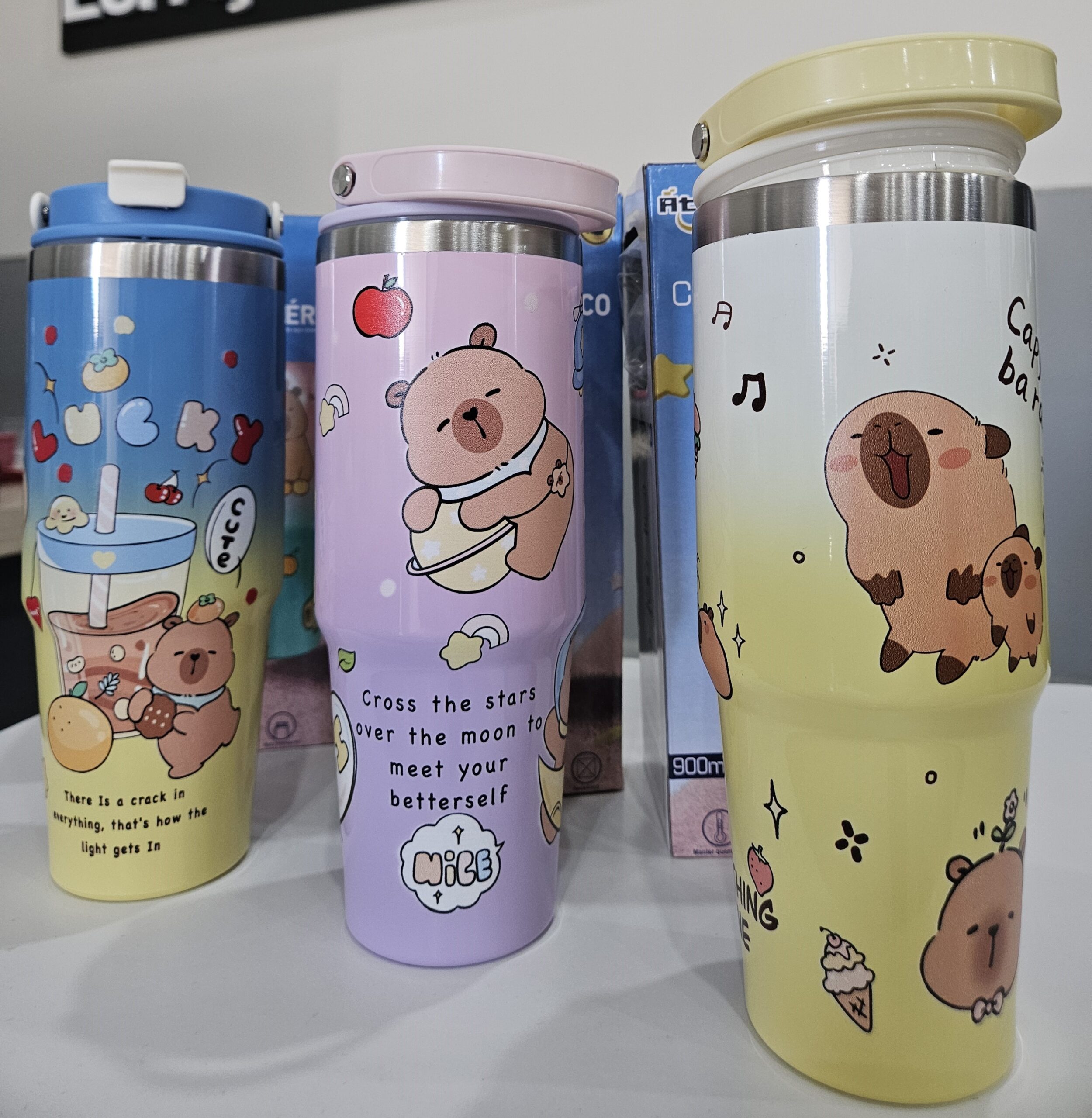 1427d5dfdb7d23a249efabd3f65c31f8.jpg Copo Térmico 900Ml com Canudo - Imagem 1